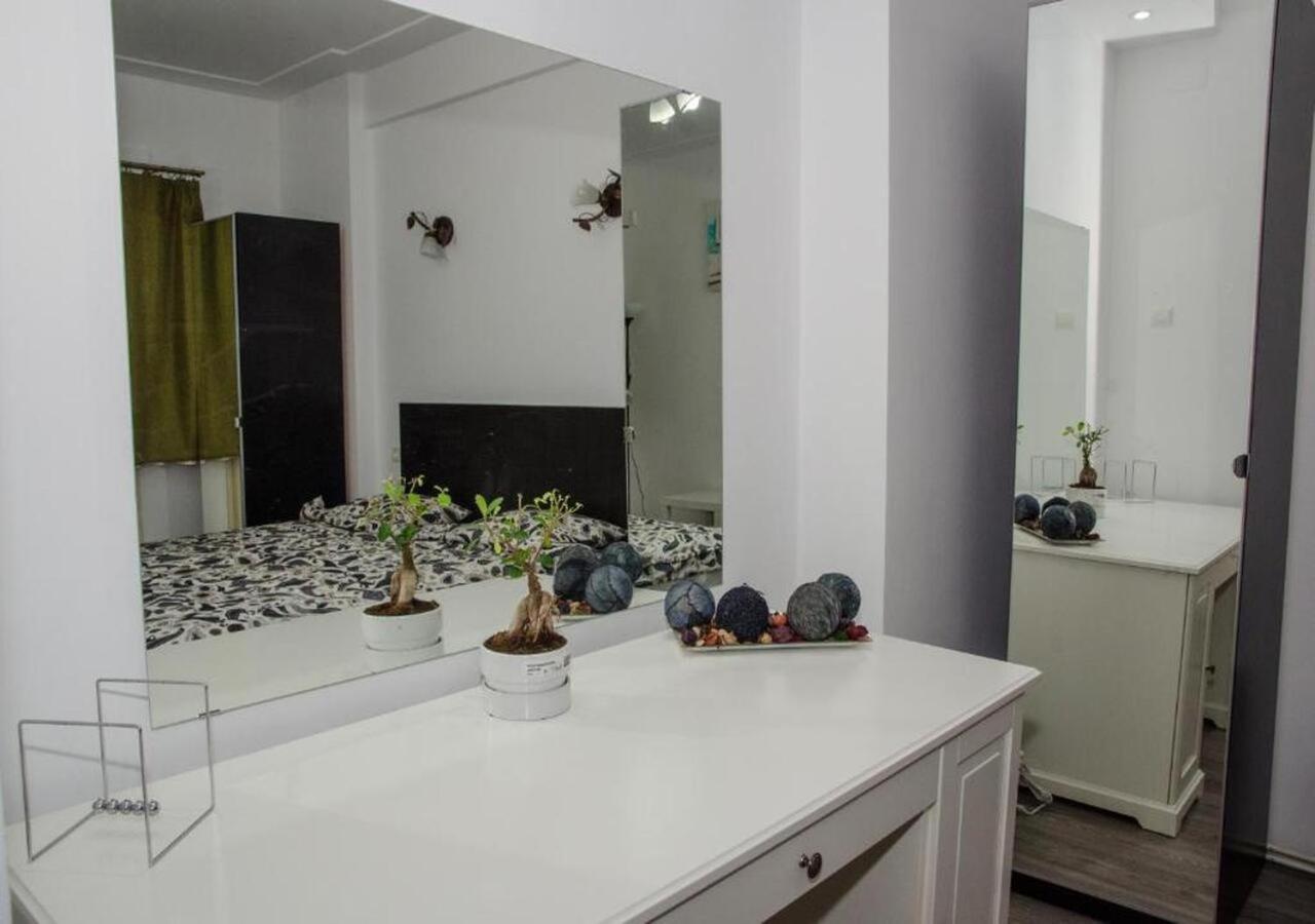 Four Rooms Apartment Central บูคาเรสต์ ภายนอก รูปภาพ